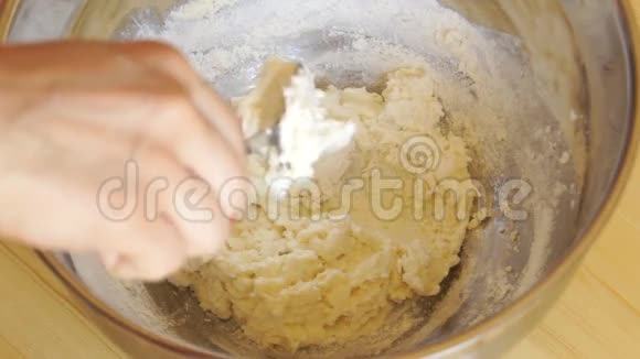 女人倒面粉用勺子搅拌视频的预览图
