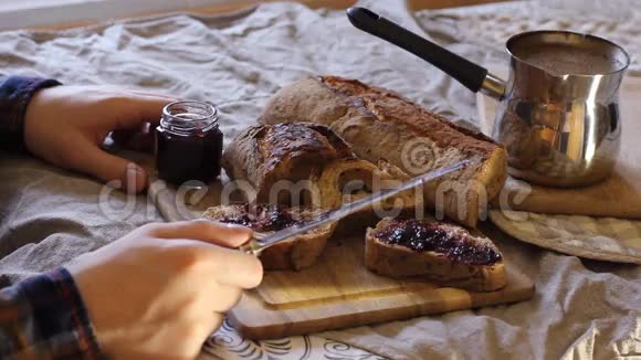 在脆烤面包上撒蓝莓黑醋栗果酱视频的预览图