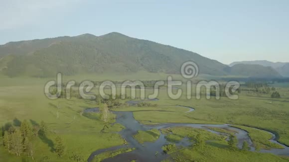 壮观的空中飞行穿越史诗般的冰岛景观河金色时光日落色彩斯堪的纳维亚景观视频的预览图