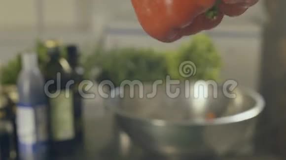 厨房里的鲜甜红椒关门视频的预览图
