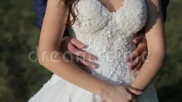 新婚夫妇拥抱视频的预览图