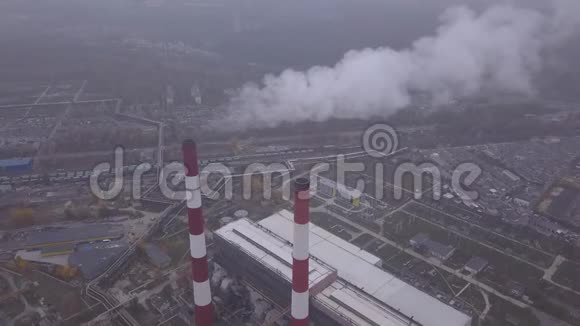 烟来自烟囱空中飞行空气污染生态基辅乌克兰视频的预览图