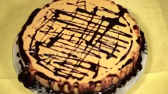 南瓜蛋糕上覆盖着巧克力糖霜视频的预览图