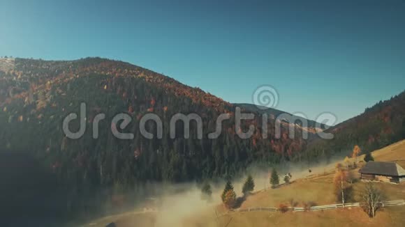 野生自然高原雾景空中景色视频的预览图