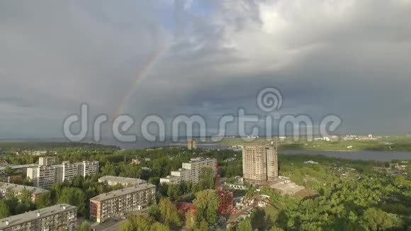 在彩虹的时候飞过城市视频的预览图