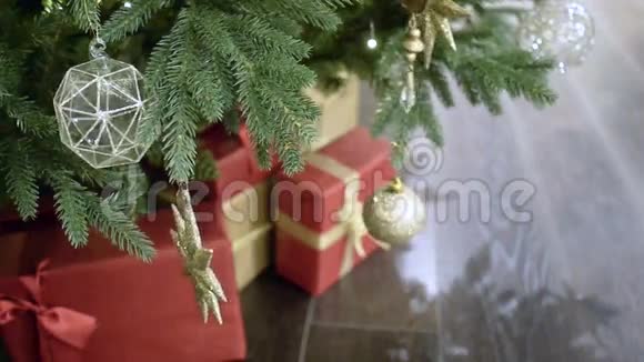 新年及商场圣诞树装饰及礼品盒视频的预览图