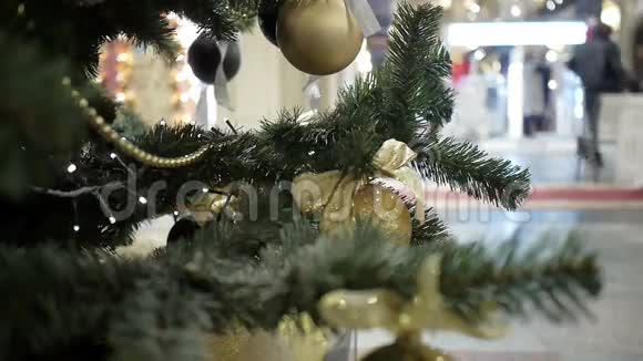 新年和抽象模糊的购物中心背景与圣诞节装饰金球视频的预览图