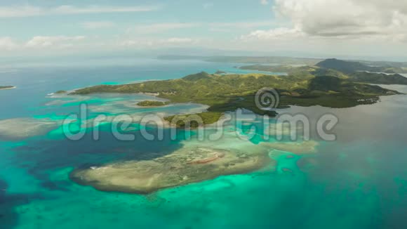 菲律宾布卡斯格兰德岛美丽的泻湖有环礁和岛屿从上面看视频的预览图