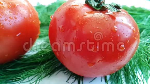 将红番茄有机鲜湿在白色背景风味厨房滴溅健康食品视频的预览图