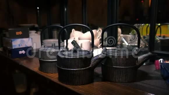 一组空杯多排白杯用于早餐或自助餐和研讨会活动中的茶或咖啡视频的预览图