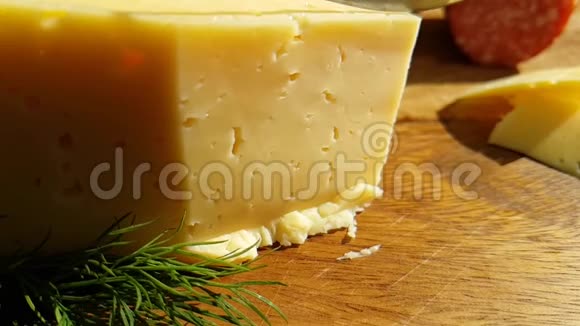 传统的慢镜头用刀子切出的奶酪开胃菜视频的预览图
