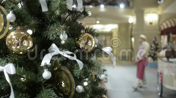 商场新年及圣诞树装饰视频的预览图