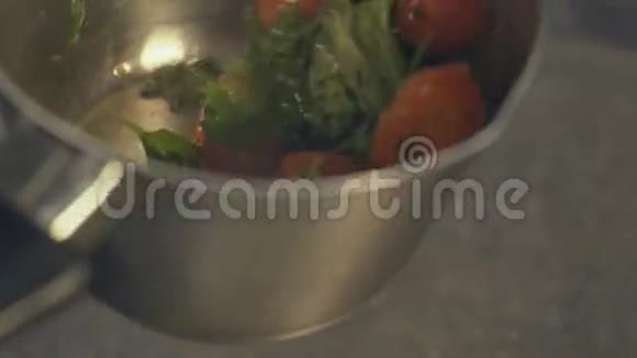煎锅里的蔬菜关起来视频的预览图