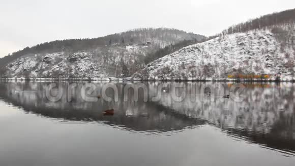 对称的冬季景观和黄色列车视频的预览图