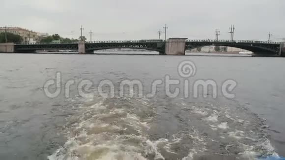 日间城市景观从河上公共汽车上看到一座桥水花溅起多云天空俄罗斯圣彼得堡视频的预览图