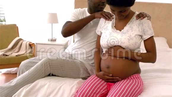 给怀孕的妻子按摩肩膀视频的预览图