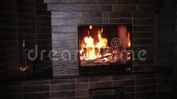 圣诞节晚上壁炉里着火了视频的预览图