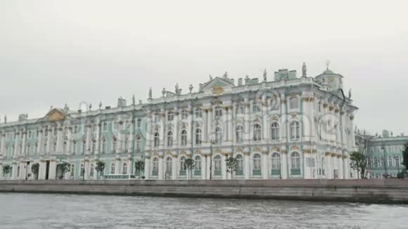 在俄罗斯圣彼得堡的一条河码头上观赏冬宫河岸上美丽的建筑视频的预览图