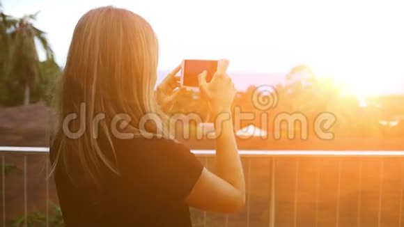 泰国游客拍摄日落照片视频的预览图