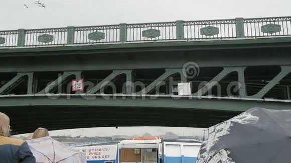 在河上公共汽车的桥下一个城市的景色正在开放慢节奏视频的预览图