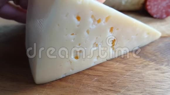 传统的慢镜头用刀切割奶酪视频的预览图