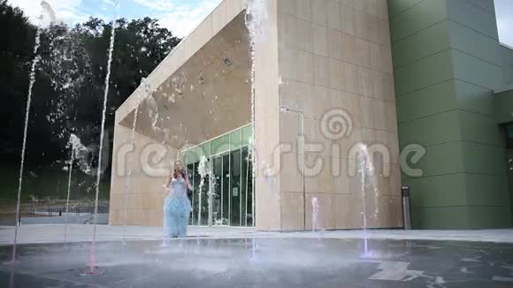 穿着漂亮裙子玩喷泉的女人视频的预览图