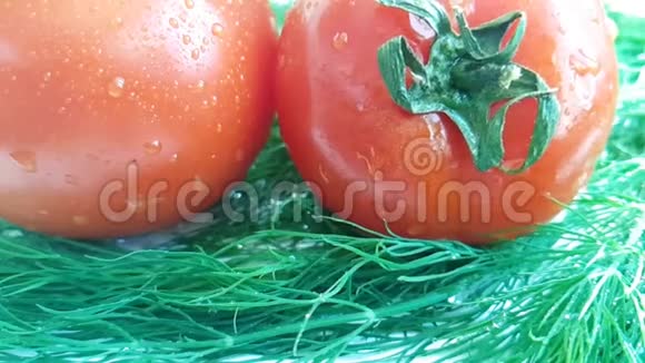 将红番茄有机湿在白色背景风味厨房滴溅健康食品准备视频的预览图
