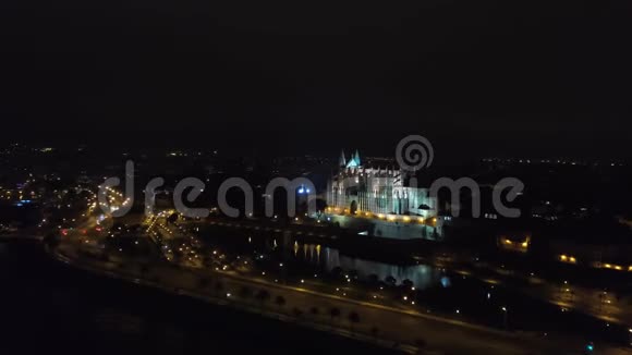 夜间空中观景西班牙帕尔马马马马洛卡圣玛丽亚大教堂视频的预览图