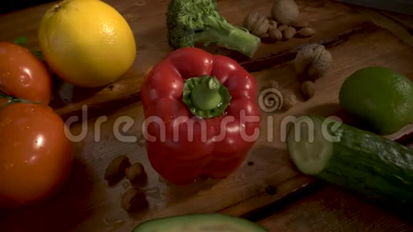 木头上的蔬菜生物健康食品草药和香料木材有机蔬菜视频的预览图
