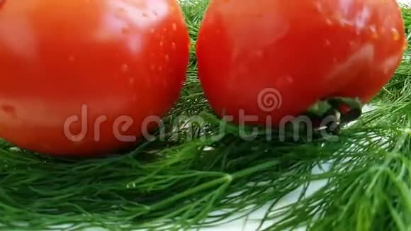 红番茄湿在白色背景风味厨房滴溅健康食品准备视频的预览图