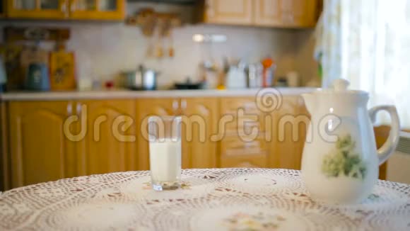 微笑女孩喝牛奶的肖像视频的预览图
