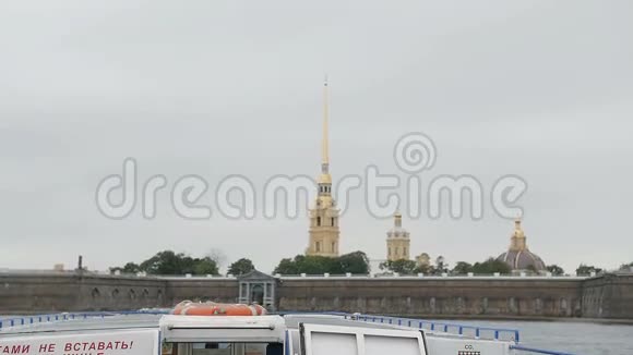 圣彼得堡的城市景点从河上公共汽车向左转靠近一个码头缓缓移动视频的预览图