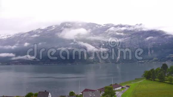 时光流逝挪威洛夫图斯瀑布的景观和云彩的运动视频的预览图