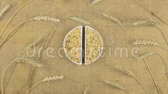 将燕麦片和小麦小穗放在麻布上放大视频的预览图