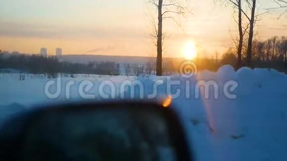 汽车在日落时骑在冬天的路上观点视频的预览图
