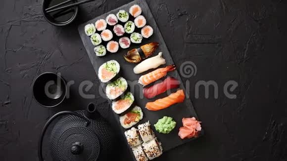 在黑石板上摆放不同种类的寿司卷视频的预览图
