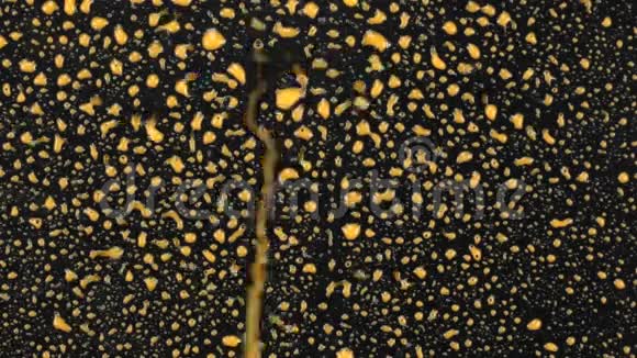 抽象背景黄色油漆在黑色表面上流动视频的预览图