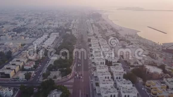 交通在谢赫扎耶德公路上通往市中心的鸟瞰图阿拉伯联合酋长国迪拜最高视野视频的预览图