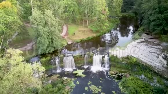 位于哈朱县凯拉河上的基拉瀑布爱沙尼亚的空中景观视频的预览图