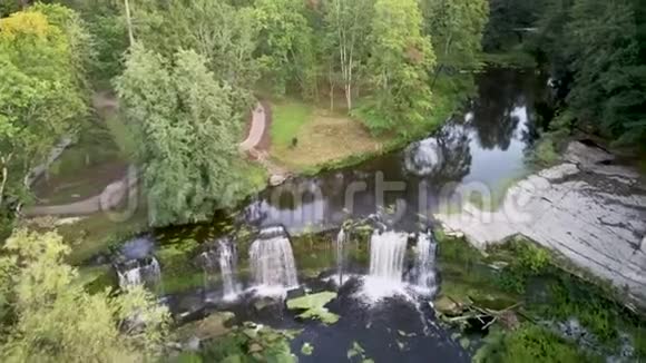 位于哈朱县凯拉河上的基拉瀑布爱沙尼亚的空中景观视频的预览图