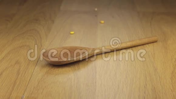 落在木勺上的玉米粒躺在木面上视频的预览图