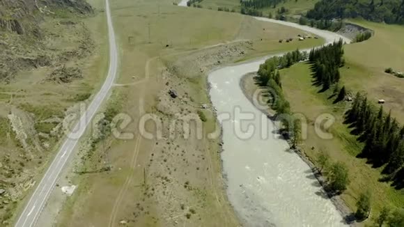 鸟瞰美丽的山河在太阳日在阿尔泰山俄罗斯视频的预览图