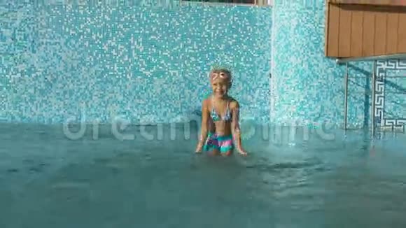 穿泳衣的小女孩在游泳池里闲逛视频的预览图