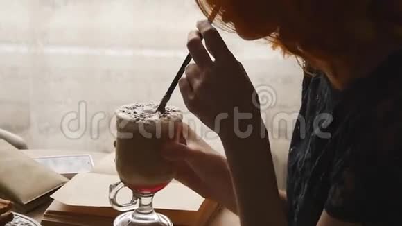 女人在咖啡馆看书喝咖啡视频的预览图