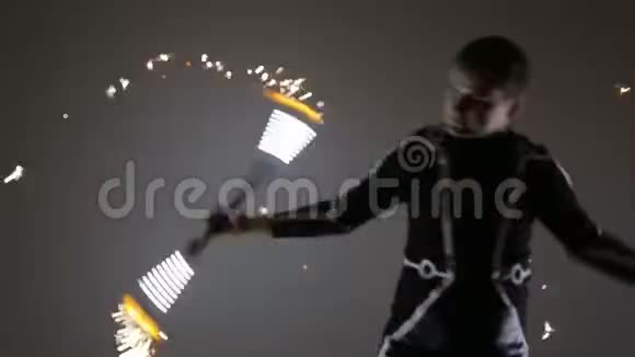 有领导的表演人在一个带背光的小舞台上手里拿着捻转的LED风扇视频的预览图