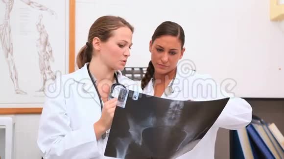 医生在分析X光视频的预览图