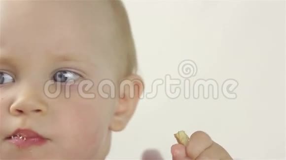 小女孩吃饼干视频的预览图