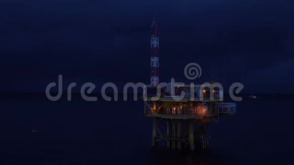 油田钻机和海上平台夜景视频的预览图