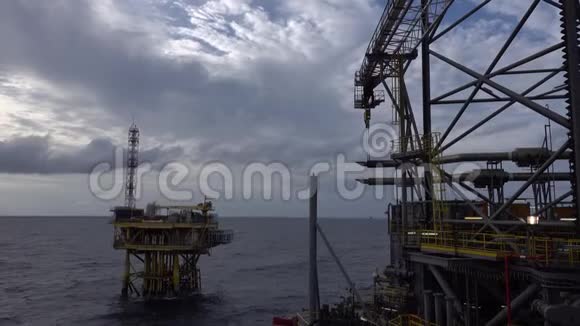 油田钻机和海上平台的场景视频的预览图