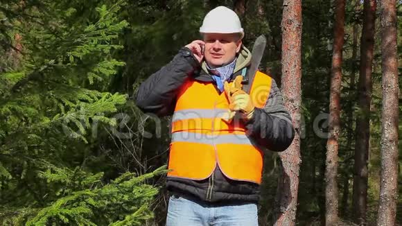 在森林里拿着弯刀的工人视频的预览图